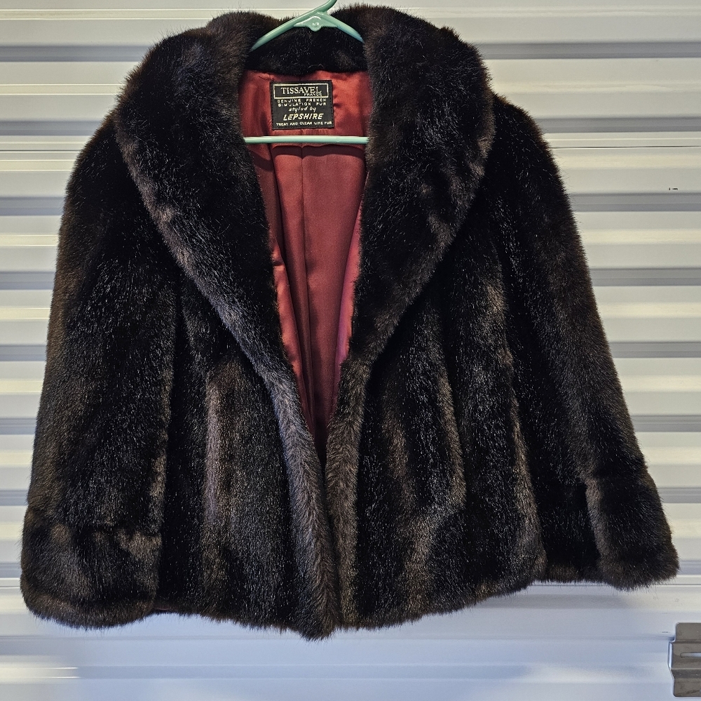 FAUX FUR CAPE  STOLE SHAWL SIZE: Medium-Large - Picture 6 of 10